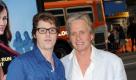 Wenn Cameron Douglas (links), Sohn von Hollywoodstar Michael Douglas (links), am 14. April nicht vor Gericht erscheint, droht ihm eine Haftstrafe. Foto: dpa