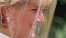 28. August 1996: Nach einer medialen Schlacht, die in einem Fernsehinterview von Diana gipfelte, in dem sie Ende 1995 ihre Verzweiflung in der Ehe schilderte und zugleich Ehebruch und Essstörungen einräumte, werden Charles und Diana nach Drängen der Queen rechtskräftig geschieden. Foto: dpa