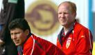 Sie saßenvon 2004 bis 2005 bereits zusammen auf der VfB-Trainerbank: Matthias Sammer (rechts) und Krassimir Balakov. Nach der Entlassung von Christian Gross sind beide wieder im Gespräch. Sammer ließ in seiner Position als DFB-Sportdirektor zuletzt eine gewisse Verbitterung durchblicken. Balakov trainiert derzeit den bulgarischen Erstligisten FC Tschernomorez Burgas und gilt als Kumpel von VfB-Manager Fredi Bobic. Foto: dpa