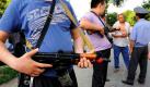 Bewaffnete Usbeken patroullieren in einem usbekischen Stadtteil der kirgisischen Hauptstadt Bishkek gemeinsam mit der lokalen Polizei um Ausbrüche ethnischer Gewalt zu verhindern. Etwa 100.000 Angehörige der usbekischen Minderheit fliehen vor einer Säuberung durch Mobs der Kirgisen an der Grenze. Ein usbekischer Anführer sagte, dies sei die schlimmste ethnische Gewalt seit Jahrzehnten. Foto: ap