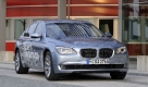Der BMW Active Hybrid 7 bedient mit seinem 4,4 Liter großen, doppelt aufgeladenen Achtzylinder in erster Linie die Sportschau-Fraktion. Der aus dem 750i bekannte Turbo leistet dank des in der neuen Achtgang-Automatik integrierten Elektromoduls insgesamt 465 PS und zwischen 2000 und 4500 U/min ein gigantisches Drehmoment von 700 Nm. Foto: press-inform