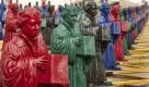 800 Luther Figuren des Kunstprojektes Hier stehe ich von Ottmar Hoerl stehen auf dem Marktplatz in  der Lutherstadt Wittenberg, Sachsen-Anhalt. Die farbigen Figuren sind Kopien des Lutherdenkmals von Johann Gottfried Schadow. Die Installation der knapp einen Meter hohen Kunststoffplastiken wird bis zum 12. September 2010 präsentiert. Foto: ap