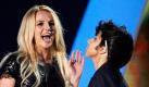 Britney Spears hat sich bei den diesjährigen MTV Video Music Awards am Sonntag den ersten Preis des Abends abgeräumt. Für ihr Video 'Till the World Ends' erhielt die 29-Jährige am Sonntag in Los Angeles die Auszeichnung in der Kategorie 'Bestes Popvideo.'
Text:	
Los Angeles (dapd). Britney Spears hat sich bei den diesjährigen MTV Video Music Awards am Sonntag den ersten Preis des Abends abgeräumt. Für ihr Video 'Till the World Ends' erhielt die 29-Jährige am Sonntag in Los Angeles die Auszeichnung in der Kategorie 'Bestes Popvideo.'

Lady Gaga, die in einem gewohnt schrillen Outfit mit einem Auftritt begeisterte, zollte ihrer Kollegin Respekt. 'Sie ist eine Legende der Popmusik und die Branche wäre ohne sie nicht wiederzuerkennen', sagte sie über Spears.

Aber auch Lady Gaga konnte sich freuen. Ihr Musikvideo 'Born This Way' brachte ihr eine Auszeichnung in der Kategorie 'Weibliches Video' ein. Die mit gleich zehn Nominierungen als große Favoritin gehandelte Katy Perry räumte immerhin drei Preise ab. Foto: dapd