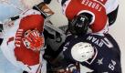 Infight: Der Schweizer Goalie Jonas Hiller (links) und Mannschaftskollege Philippe Furrer kämpfen gegen Bobby Ryan aus den USA um den Puck. Die Amerikaner siegen am Ende mit 2:0 und treffen im Halbfinale auf Finnland. Das zweite Semifinale bestreiten Gastgeber Kanada und die Slowakei. Foto: dpa