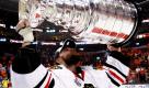 The bigger the better  Ein Spieler der Chicago Blackhawks hält den Siegerpokal in Philadelphia in seinen Händen. Die Chicago Blackhawks haben die Philadelphia Flyers mit 4:3 geschlagen und damit den Stanley Cup gewonnen. Foto: ap