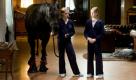 Es ist ein Freundschaftsdienst, der die Zwillinge dazu bringt, ein Pferd auf den Internatsflur zu stellen. Der Vierbeiner allerdings zieht es vor auf Erkundungstour zu gehen - und eine Lehrerin gehörig zu verschrecken. Foto: Universal Pictures