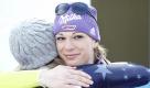 Wintersport, FIS Alpine Ski Weltmeisterschaft, Sonntag (13.02.11), Abfahrt der Frauen, Kandahar, Garmisch-Partenkirchen: Maria Riesch (r.) umarmt Lindsey Vonn (USA) vor der Blumenzeremonie. Riesch gewann im Abfahrtslauf Bronze. Vonn belegte den zweiten Platz. Foto: Sebastian Widmann/dapd Foto: ddp