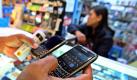 Apples iPhone und Smartphones mit Googles Betriebssystem Android nehmen den Blackberrys zunehmend Marktanteile ab. Foto: Mast Irham  Foto: dpa
