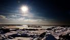 Wie in der Arktis: Die Sonne scheint über die vereiste Nordsee in Dagebüll.
 Foto: ap