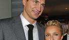 Boxweltmeister Wladimir Klitschko und Freundin Hayden Panettiere trennen 43 Zentimeter Größenunterschied. Ihrer Liebe tut das keinen Abbruch. Seit Ende 2009 sind die 21-jährige Schauspielerin und der 34-jährige Ukrainer ein Paar. Bei ihrem ersten Date musste er dann doch einmal auf die Knie gehen.  Foto: dpa