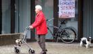 Die Rentnerin Ursula Holmberg kommt am Sonntag (18.09.2011) in das Wahllokal am Gierkeplatz in Berlin zur Abgabe ihrer Stimme für die Wahl des Abgeordnetenhauses. Rund 2,47 Millionen Berliner sind zur Wahl des 17. Berliner Abgeordnetenhauses aufgerufen. Foto: Soeren Stache dpa/lbn +++(c) dpa - Bildfunk+  Foto: dpa