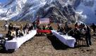 Die Minister Nepals halten eine Kabinettssitzung auf dem Mount Everest in der Höhe von 5.250 Metern ab. Die Minister begegnen mit Sauerstoffflaschen ausgestattet der dünnen Luft. Foto: dpa