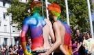 Homosexuelle nehmen am Samstag (01.08.09) in Stuttgart an einer Parade zum Christopher Street Day (CSD) teil. Den CSD gibt es seit 30 Jahren in Stuttgart, die Polit-Parade findet zum zehnten Mal statt. In diesem Jahr duerfte in der Parade unter anderem die Piusbruderschaft thematisiert werden. Diese hatte in ihrem 'Mitteilungsblatt' mit einem NS-Vergleich Christen zum Protest mit einer Mahnwache gegen den nach ihren Worten 'perversen' CSD in Stuttgart aufgerufen und damit heftige Kritik ausgeloest. (zu ddp-Text) Foto: Michael Latz/ ddp *** Local Caption ***
 Foto: ddp
