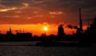 Ein Frachtschiff fährt in Hamburg bei Sonnenaufgang auf der Elbe. Der Montag soll heiter bis sonnig bei maximal 14 Grad Celsius werden.  Foto: dpa