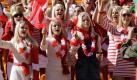 Denmark soccer fans cheer prior to the World Cup group E soccer match between the Netherlands and Denmark at Soccer City in Johannesburg, South Africa, Monday, June 14, 2010. (AP Photo/Frank Augstein) Foto: ap