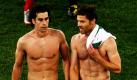 Der portugiesische Nationalspieler Tiego (links) und Spaniens Xabi Alonso verlassen gemeinsam das Fußballfeld im Green-Point-Stadion in Kapstadt. Beim letzten Achtelfinalspiel der Fußball-WM gewann Spanien mit 1:0 und muss nun im Viertelfinale gegen Paraguay antreten. Foto: ap