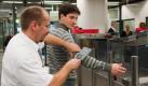 Nicht nur der Nacktscanner lässt den Puls von Vielfliegern in die Höhe schnellen. Auch die normalen Sicherheitschecks am Flughafen sind in den seltensten Fällen eine Wohltat. Foto: dpa