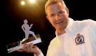 André Lange zum «Champion des Jahres» gewählt
Vorspann: 	
Text: 	

Berlin (dpa) - Bob-Olympiasieger André Lange ist zum «Champion des Jahres» 2010 gekürt worden. Der 37-Jährige erhielt bei der Wahl unter 68 deutschen Spitzensportlern im Robinson Club Quinta da Ria in Portugal die meisten Stimmen.

Er wurde somit zum Nachfolger von Speerwurf-Weltmeisterin Steffi Nerius, der diese Auszeichnung im Vorjahr zu Teil geworden war. Seit dem Jahr 2000 veranstaltet die Stiftung Deutsche Sporthilfe die Wahl zum «Champion des Jahres» unter den zu einer Ferienwoche eingeladenen Athleten, die bei Großereignissen des Jahres erfolgreich waren.

Neben Lange waren noch Paralympics-Siegerin Verena Bentele, der Doppel-Europameister im Wasserspringen, Patrick Hausding, Weitsprung- Europameister Christian Reif und Kanute Max Hoff nominiert. Das Quintett hatte sich in einer Internet-Vorauswahl durchgesetzt.

Lange erhielt als Preis einen Reisegutschein mit einem Ziel seiner Wahl sowie ein Auto und bedankte sich bei seinen Kollegen: «Ich bin sehr stolz, gerade bei einer Wahl durch Athleten gewonnen zu haben. Hier im Club sind alle anwesenden Sportler großartige Champions und jeder könnte hier oben stehen.»

Lange hatte bei den Winterspielen in Vancouver im Zweierbob seine vierte Goldmedaille gewonnen, im Vierer holte er Silber und avancierte mit insgesamt viermal Olympia-Gold und einmal Silber zum erfolgreichsten Bobfahrer. Nach den Winterspielen, bei denen er die deutsche Fahne zur Eröffnungsfeier getragen hatte, beendete er seine Karriere.

«Die Veranstaltung Champion des Jahres ist ein Dankeschön an die Athleten für ihre erbrachte Leistung und ihre Vorbildfunktion in unserem Land», erklärte Michael Ilgner, Vorstandsvorsitzender der Stiftung Deutsche Sporthilfe. Während der «Champion des Jahres» von den Athleten gewählt wird, küren die deutschen Sportjournalisten im Dezember in Baden-Baden den «Sportler des Jahres». Foto: dpa