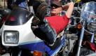 Angelo aus Itzehoe sonnt sich auf seiner Yamaha in Kiel. Mehrere hundert Biker kamen bei strahlendem Sonnenschein zum traditionellen Motorradgottesdienst und dem anschließenden Korso zusammen. Foto: dpa