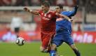 Bastian Schweinsteiger entwischt Franco Zuculini. Foto: ap