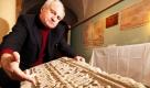 Der Direktor der Stiftung Thüringer Schlösser und Gärten Helmut-Eberhard Paulus zeigt einen Steinquader mit mittelalterlicher Inschrift im Schloss Friedenstein in Gotha. Die Bauinschrift Begonnen worden ist dieser Turm im Jahre des Herrn 1397, am Mittwoch nach Pfingsten (13.Juni) wurde bei Sanierungsarbeiten im Fußbodenbereich der Nordarkade gefunden und stammt vom Vorgängerbau Burg Grimmenstein. Sie ist die zweitälteste Inschrift der Stadt.  Foto: dpa