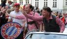 Er hatte es angekündigt - und hielt als Feierbiest Wort. Beim Empfang auf demMünchner Marienplatz schließen die Bayern-Fans den eigenwilligen Trainer in ihr Herz. Er trägt Tracht, zeigt seine strammen Waden, begrüßt die Muttis am Muttertag, ruft den Vereinsnamen voller Inbrunst und schwört die Fans mit einer mitreißenden Rede auf weitere Erfolge ein. Foto: dpa
