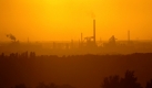 Noch mal Abendstimmung: Die Sonne geht über dem Duisburger Stahlwerk Marxloh unter, ein Standort von ThyssenKrupp. Foto: ddp