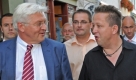 Der SPD-Kanzlerkandidat Frank-Walter Steinmeier läuft am Mittwoch im sächsischen Pirna durch die Innenstadt gemeinsam mit den Rockmusikern Sebastian Krumbiegel (Mitte) und Tibor Sturm. Foto: dpa