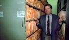 ARCHIV - Der Bundesbeauftragte für die personenbezogenen Unterlagen des Staatssicherheitsdienstes der DDR, Joachim Gauck, besucht am 5. August 1992 die Außenstelle der Behörde in Halle. Bei der Wahl eines neuen Bundespräsidenten setzen SPD und Grüne für ihren Gegenkandidaten, den früheren DDR-Bürgerrechtler Joachim Gauck, auch auf Stimmen aus dem Regierungslager. Am Ende habe die schwarz-gelbe Koalition aber natürlich die Mehrheit, sagte der parlamentarische Geschäftsführer der SPD Bundestagsfraktion am Freitag (04.06.2010) im ZDF- «Morgenmagazin». Nach dem Willen der Koalition von Kanzlerin Merkel (CDU) soll Niedersachsens Ministerpräsident Wulff neues Staatsoberhaupt werden. Foto: Waltraud Grubitzsch dpa +++(c) dpa - Bildfunk+++ 
 Foto: dpa