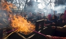 Chinese burn joss-sticks at a temple during the first day of Chinese Lunar New Year in Beijing, China, Monday, Jan. 26, 2009. China greeted the arrival Monday of the Year of the Ox with fireworks and celebrations, bidding farewell to 2008 marked by a massive earthquake, the Olympics, and a global economic crisis. (AP Photo/Andy Wong) Foto: ap