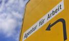 Ein Wegweiser zur Agentur fuer Arbeit ist am Mittwoch, 30. Juni 2010, in Dresden, Sachsen, zu sehen. Konjunkturaufschwung und Fruehjahrsbelebung haben die Arbeitslosigkeit in Deutschlang im Juni weiter abschmelzen lassen. Die Zahl der Jobsucher ging gegenüber Mai um 88.000 auf 3,153 Millionen zurueck, wie die Bundesagentur fuer Arbeit (BA) am Mittwoch in Nuernberg mitteilte. (apn Photo/Matthias Rietschel) Foto: ap