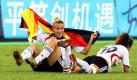 Anja Mittag (l.) ist eine der wenigen deutschen Fußballerinnen, die schon im Ausland aktiv war. 2006 kickte sie ein halbes Jahr lang für den schwedischen Erstligisten QBIK Karlstad, ehe sie nach Potsdam zurückkehrte. 2004 wurde sie mit der U19-Nationalmannschaft Vize-Europameisterin und Weltmeisterin. Besser lief es mit dem A-Team: Sie stand im Kader des Weltmeisterteams 2007 und wurde 2005 und 2009 Europameisterin. Foto: dpa