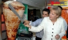 Macht die deutsche Bundeskanzlerin Angela Merkel Werbung für Döner? Diese Frage stellen sich die Einwohner der ukrainischen Schwarzmeerstadt Odessa. An einem Restaurant auf dem Bahnhofsvorplatz prangt das Foto der deutschen Politikerin an einem Döner-Spieß als Werbung für türkische Speisen. Das berichtete die russische Zeitung Komsomolskaja Prawda (KP) am Samstag. Foto: dpa