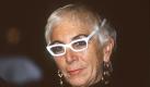 Sie ist die ungekrönte Königin der langen Filmtitel: Die italienische Regisseurin Lina Wertmüller, Jahrgang 1926, schuf Filme wie Hingerissen von einem ungewöhnlichen Schicksal im azurblauen Meer im August und Fatto di sangue fra due uomini per causa di una vedova - si sospettano moventi politici. Letzterer schaffte es mit 178 Zeichen als längster Filmtitel ins Guinessbuch der Rekorde. Er entstand 1979 mit Sophia Loren in der weiblichen Hauptrolle. Die deutsche Übersetzung lautet kurz und knackig Blutfehde. Foto: dpa