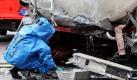In einem Schutzanzug fängt ein Feuerwehrmann auf der A7 bei Seevetal im Kreis Harburg auslaufende, stark ätzende Natronlauge aus einem Gefahrguttransporter auf, der am Morgen nach einem Auffahrunfall beschädigt wurde. Ein Autofahrer wurde unter dem Transporter eingeklemmt und starb noch am Unfallort. Foto: dpa