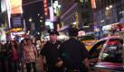 Polizisten laufen Streife am New Yorker Times Square,wo am Samstag eine Autobombe gefunden worden war. Nun läuft die Suche nach dem potenziellen Attentäter.
 Foto: ap