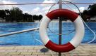 In diesem Jahr zeigte sich der Sommer nicht gerade von seiner besten Seite. Vielen Freibädern machte das zu schaffen. Einzelne Schwimmbäder - zum Beispiel in Hessen - büßten sogar fast die Hälfte der Besucherzahl im Vergleich zum Vorjahr ein, wie eine Umfrage der Nachrichtenagentur dapd ergab. Foto: dapd
