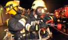 Feuerwehrleute im Einsatz vor der Firma Heinz Glas in Spechtsbrunn (Kreis Sonneberg). Aus bisher ungeklärter Ursache war kurz vor Mitternacht die Filteranlage des glasverarbeitenden Betriebes in Flammen aufgegangen. Rund 120 Feuerwehrleute aus Thüringen und Bayern waren mit 23 Fahrzeugen im Einsatz. Nach ersten Schätzungen der Polizei geht der Sachschaden in die Millionen. Alle Mitarbeiter der Firma konnten sich rechtzeitig in Sicherheit bringen. Foto: dpa