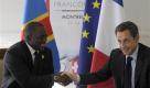 Frankreichs Präsident Nicolas Sarkozy schüttelt die Hand des Präsidenten des Kongo, Joseph Kabila, im Schweizer Montreux. Beim Frankophonie-Gipfel treffen sich die Staatsschefs und Delegierte aus etwa 70 französischsprachigen Ländern. Foto: ap