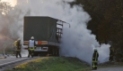 Feuerwehrleute löschen auf der Autobahn 7 bei Bad Hersfeld einen brennenden Gefahrguttransporter. Der Lastwagen hatte Fässer mit aluminiumhaltiger Farbe geladen. Die beim Abbrennen entstehenden Dämpfe wurden als giftig eingestuft. Foto: dpa