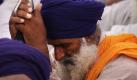 Ein Mitglied der religiösen Gruppierung der Sikh nimmt im Goldenen Tempel in Amritsar an einer Gedenkzeremonie für die Menschen teil, die während der Operation Blue Star im Jahr 1984 ums Leben kamen. Damals stürmte die indische Armee den Tempel, um militante Sikh und einen ihrer Führer, Sant Jarnail Singh Bhindranwale, in Gewahrsam zu nehmen. Die Männer hatten eine Bewegung initiiert, um für einen eigenen Staat zu kämpfen. Foto: dpa