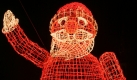 Nach dem offiziellen Einschalten der Weihnachtsbeleuchtung fotografieren sich am Dienstag (27.11.2007) in der Tauentzienstraße in Berlin Touristen vor den überdimensionalen Figuren. Foto: Rainer Jensen dpa/lbn +++(c) dpa - Bildfunk+++  Foto: dpa