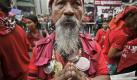 Oppositionelle Demonstranten beten in Bankok für die toten Demonstranten. Am vergangenen Wochenende waren 24 Menschen bei den Protesten in Thailand umgekommen, hunderte wurden verwundet. Foto: ap