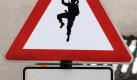 Achtung: Die Narren treiben wieder ihr Unwesen - davor warnt auch dieses Schild. Foto: Patrick Seeger Foto: dpa