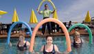 Noch besser ist es Joggen oder Aerobic im Wasser. Dann drückt das eigene Körpergewicht nicht so sehr auf die Gelenke. Foto: dpa