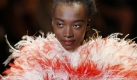 Ein Model zeigt einen Rntwurf für das Frühjahr 2010 des italienischen Modedesigners Giambattista Valli in Paris. Foto: ap