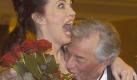 Eine Freundin von mir, die Schriftstellerin Elaine May, hat Columbo mal mit dem Hinterteil von Sherlock Holmes verglichen. Das trifft es wohl am besten. (Peter Falk, hier mit Iris Berben bei der Verleihung der Goldenen Kamera 2004 in Berlin, wo er als Überraschungsgast auftrat) Foto: dpa