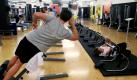 Schwitzen im Fitnessstudio: Wer seinen Bauch zum Sixpack stählen möchte, sollte Muskeltraining und Ausdauersport kombinieren. (Bild: dpa) Foto: dpa