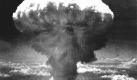 ei der Explosion der Atombombe am 09.08.1945 steigt eine 18.000 Meter hohe pilzförmige Rauchwolke über der Stadt Nagasaki auf (Archivfoto). Vor 60 Jahren kam das Inferno über die japanischen Städte Hiroshima und Nagasaki: Am 6. August 1945 explodierte über Hiroshima 'Little Boy', die erste militärisch eingesetzte Atombombe in der Geschichte der Menschheit. Die Detonation und der anschließende Feuersturm töteten auf einen Schlag 70.000 Menschen; bis Ende Dezember 1945 starben nochmal so viele. Drei Tage später wurde über Nagasaki eine zweite Bombe gezündet, der ebenfalls etwa 70.000 Menschen zum Opfer fielen. (Zu dpa Themenpaket 'Atom' vom 01.08.2005) +++(c) dpa - Bildfunk+++ Foto: dpa