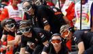 Kuala Lumpur, Malaysia. Die Mechaniker des Teams McLaren Mercedes bereiten sich auf einen Boxenstopp während des zweiten offiziellen Trainings zum Malaysia-GP vor. Der Grand Prix von Malaysia, mit einer Distanz von 310,408 Kilometer, findet am Sonntag statt. Foto: dpa